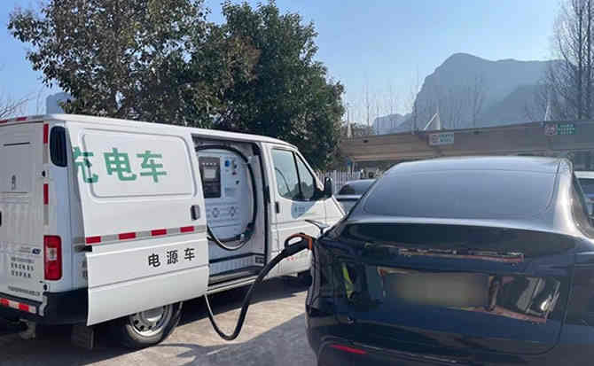 台前汽车搭电