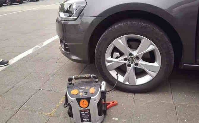台前汽车搭电案例